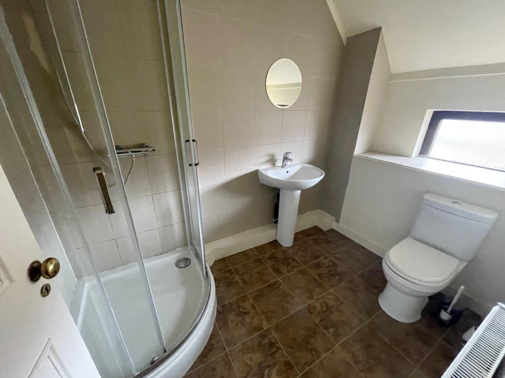 Lot: 78 - THREE-BEDROOM CITY CENTRE RIVERSIDE PROPERTY - Shower room